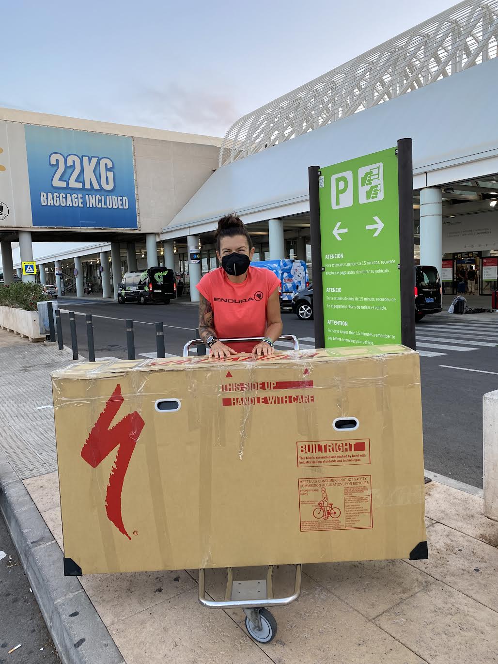 En el aeropuerto de Palma de Mallorca. Con la bici embalada en una caja de cartón, lista para facturar.